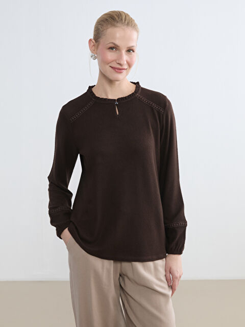 LCW Grace Fırfırlı Bisiklet Yaka Nakışlı Bluz	 - S6LA91Z8-L9N