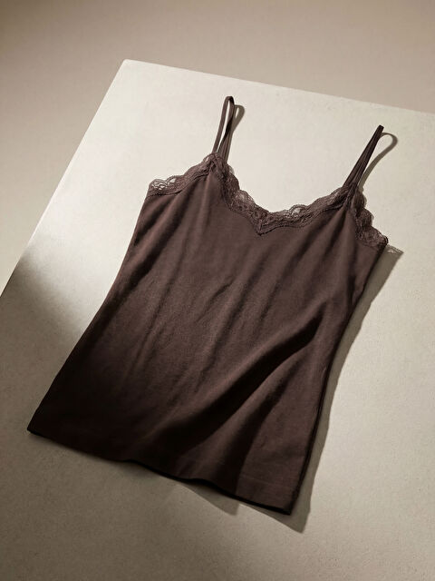 LCW DREAM V Yaka Dantelli  İp Askılı Kadın Atlet	 - S6LC77Z8-ZGU