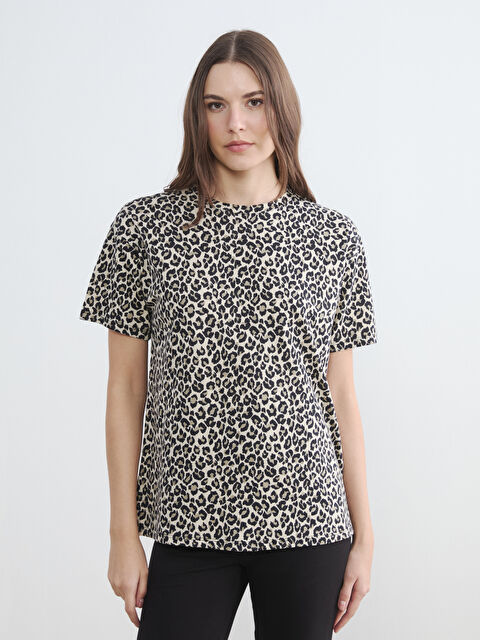 LCW Comfort Bisiklet Yaka Leopar Desenli Kadın Tişört - S6M098Z8-LQY