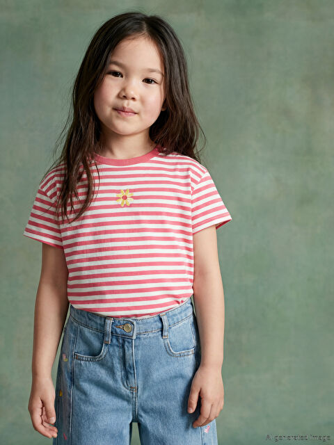 LCW Kids Bisiklet Yaka Nakışlı Kız Çocuk Tişört