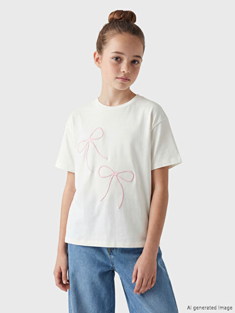 LCW Kids Bisiklet Yaka Fiyonk Nakışlı Kız Çocuk Tişört