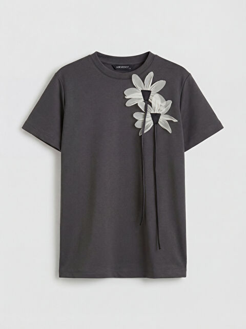 LCW Modest Bisiklet Yaka Çiçek Aplikeli Bluz - S6N684Z8-R4Q