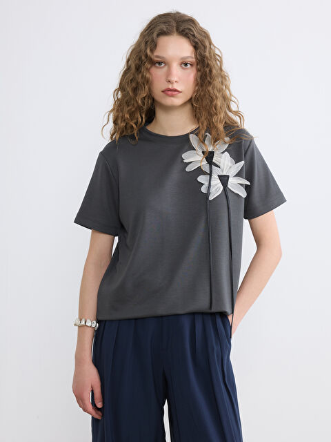 LCW Modest Bisiklet Yaka Çiçek Aplikeli Bluz - S6N684Z8-R4Q