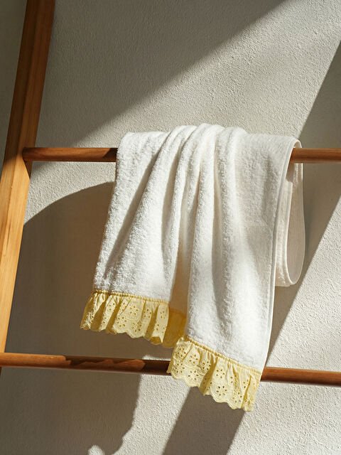 LCW HOME Brode İşlemeli Fırfır Detaylı Yüz Havlusu 50x80 cm