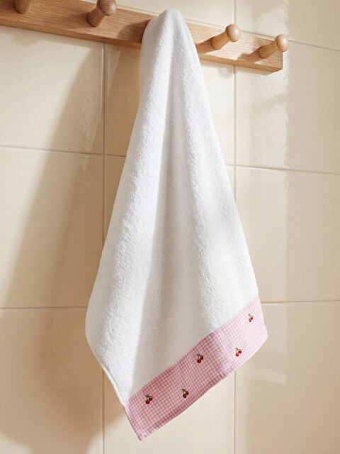 LCW HOME Pötikareli Kiraz Nakışlı Yüz Havlusu 50x80 cm