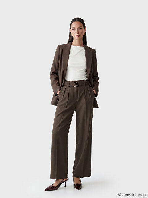 LCWAIKIKI Classic Beli Kemerli Pileli Kadın Kumaş Pantolon