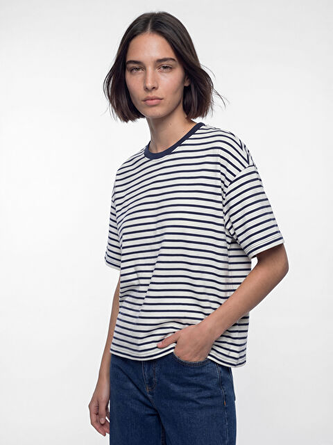 LCW Vision Bisiklet Yaka Çizgili Oversize Kadın Tişört