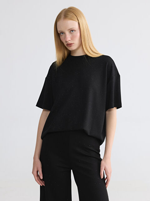 LCW Modest Bisiklet Yaka Parlak Görünümlü Kadın Tişört