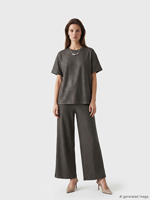 LCW Modest Bisiklet Yaka Parlak Görünümlü Kadın Tişört