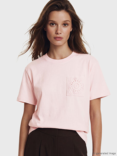 LCW Modest Bisiklet Yaka Dantel Nakışlı Kadın Tişört