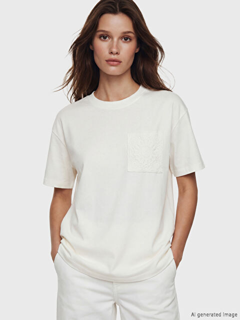 LCW Modest Bisiklet Yaka Dantel Nakışlı Kadın Tişört