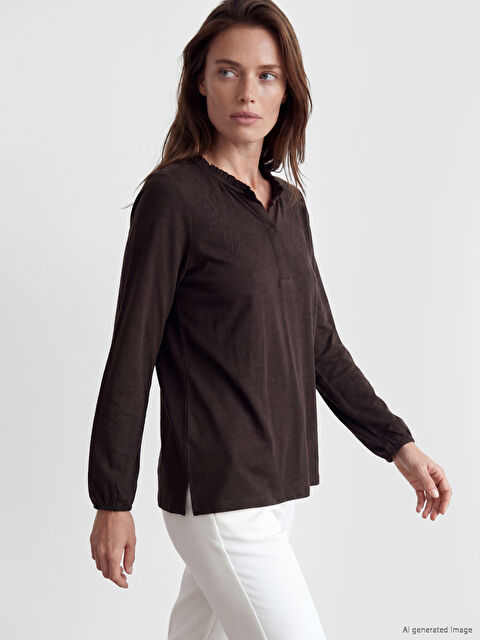 LCW Grace Kaçık Yaka Nakışlı Bluz