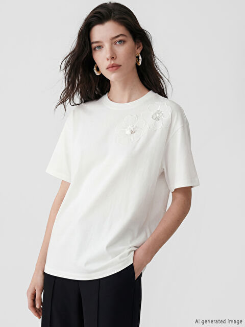 LCW Comfort Bisiklet Yaka Çiçek Aplikeli Kadın Tişört