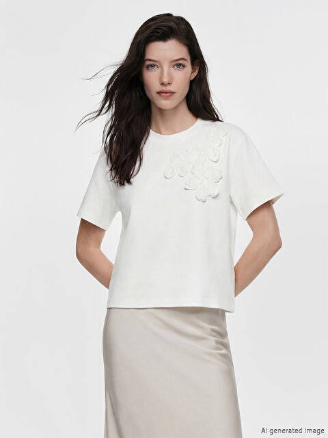 LCW Comfort Çiçek Aplikeli Soft Touch Kadın Tişört