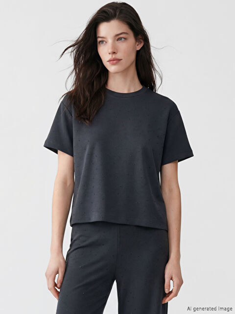 LCW Comfort Bisiklet Yaka Taşlı Kadın Tişört