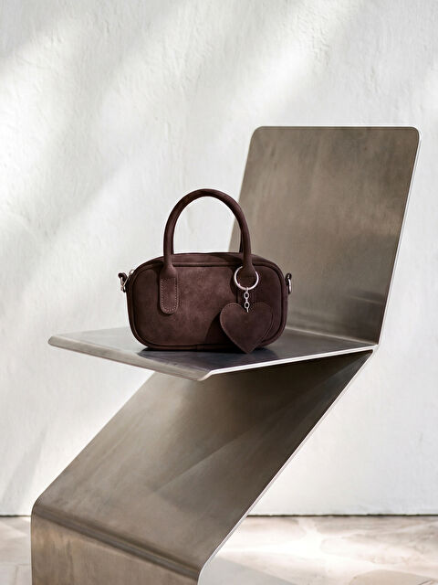LCW ACCESSORIES Kalp Aksesuarlı Süet Görünümlü Kız Çocuk Omuz Çantası