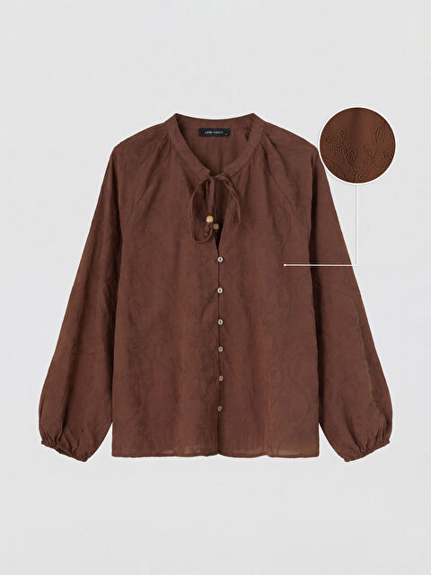 LCW Vision Bağlamalı Yaka Nakışlı Bluz