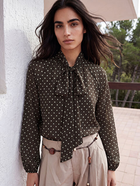 LCW Vision Fular Yaka Puantiyeli Bluz