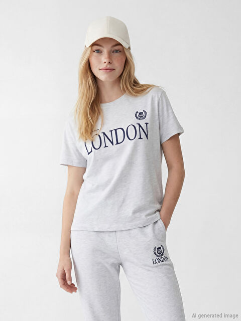 XSIDE Bisiklet Yaka London Nakışlı Kadın Tişört