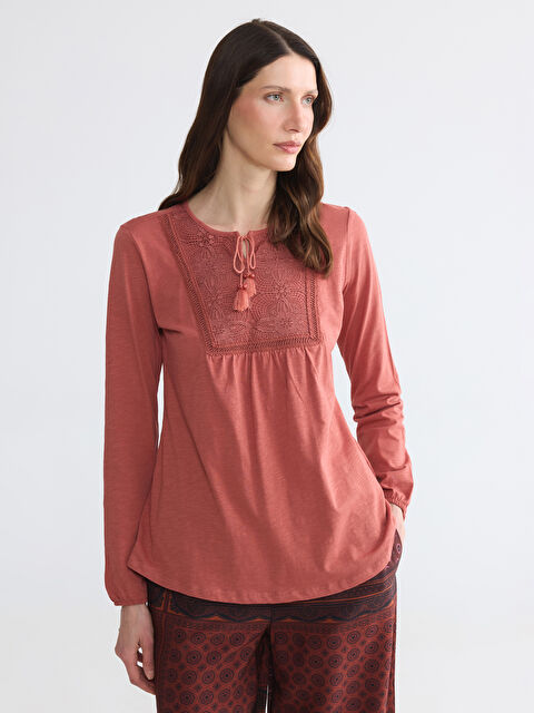 LCW Grace Bağlamalı Yaka Nakışlı Bluz