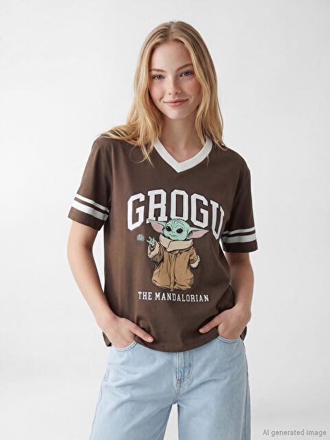 XSIDE V Yaka The Mandalorian Baskılı Kadın Tişört