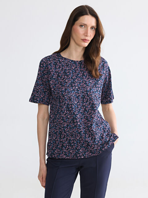 LCW Grace Bisiklet Yaka Çiçekli Kadın Tişört