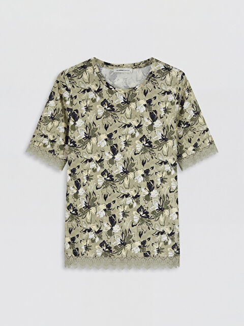 LCW Grace Çiçekli Dantel Detaylı Kadın Tişört