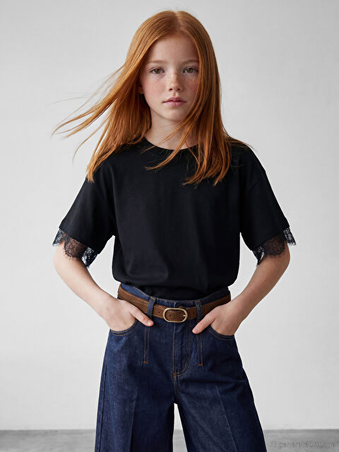 LCW Kids Bisiklet Yaka Dantel Detaylı Kız Çocuk Tişört