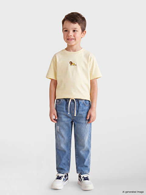 LCW Kids Bisiklet Yaka Nakışlı Erkek Çocuk Tişört