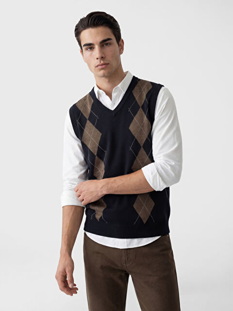 LCWAIKIKI Classic V Yaka Baklava Desenli Erkek Triko Süveter