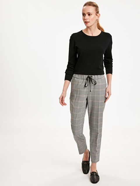 LCWAIKIKI Classic Ankle Length Chequered Carrot Fit Trousers - 9SI902Z8-LMM