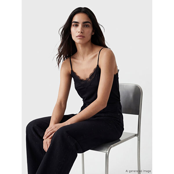 V Yaka Dantel Detaylı İp Askılı Bluz