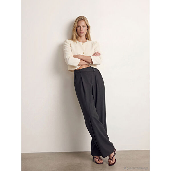 Standart Fit Kadın Pileli Kumaş Pantolon