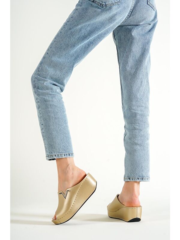 6145 Kadın Dolgu Topuklu V Toka Terlik - Görsel 2