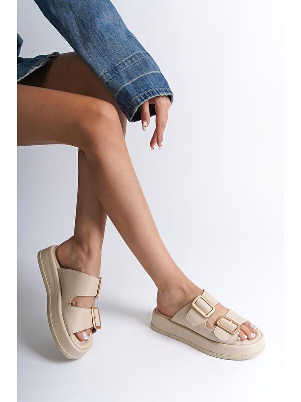 Dolgu Topuklu Çift Bantlı Tokalı Kadın Terlik - Görsel 2