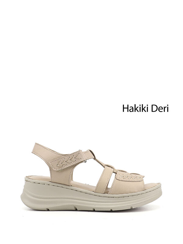 GÖNDERİ(R) Kadın YENİ BEJ Cırt Bantlı Dolgu Topuk Hakiki Deri Sandalet