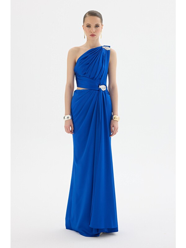 CARMEN Saks Tek Kol Aksesuarlı Saten Abiye Elbise