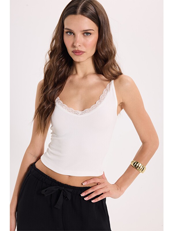 TUDORS Kadın Slim Fit Dar Kesim Askılı V Yaka Dantel Detaylı Ekru Atlet Bluz