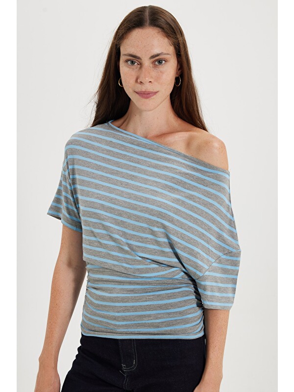 TUDORS Kadın Regular Fit Klasik Kesim Asimetrik Yaka Yarasa Kol Çizgili Elastanlı Mavi Viskon Crop Bluz
