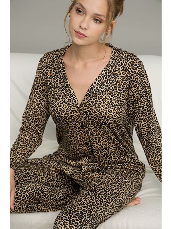 Siyah İnci Leopar Desenli Gömlek Yaka Düğmeli Milan Örme Pijama Takım25224018