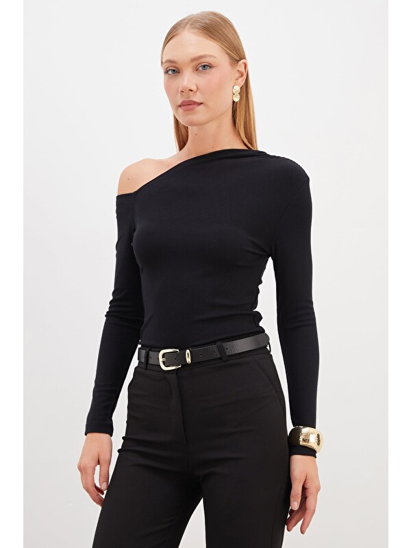 Fullamoda Asimetrik Yaka Omzu Açık Slim Fit Bluz