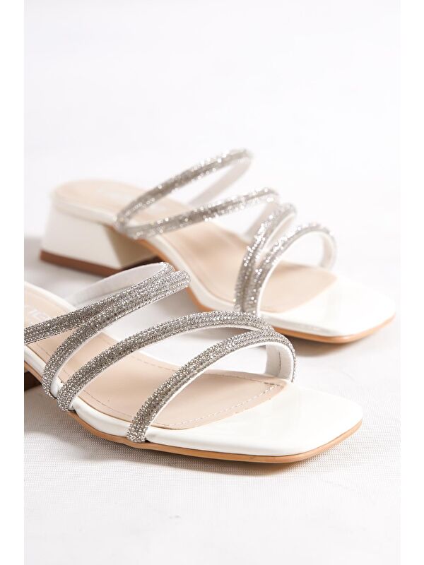 Küt Burunlu Taşlı Bantlı Kısa Topuklu Rugan Kadın Terlik - Görsel 5