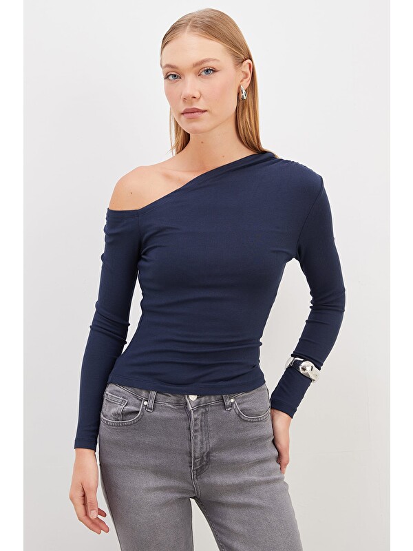 Fullamoda Asimetrik Yaka Omzu Açık Slim Fit Bluz