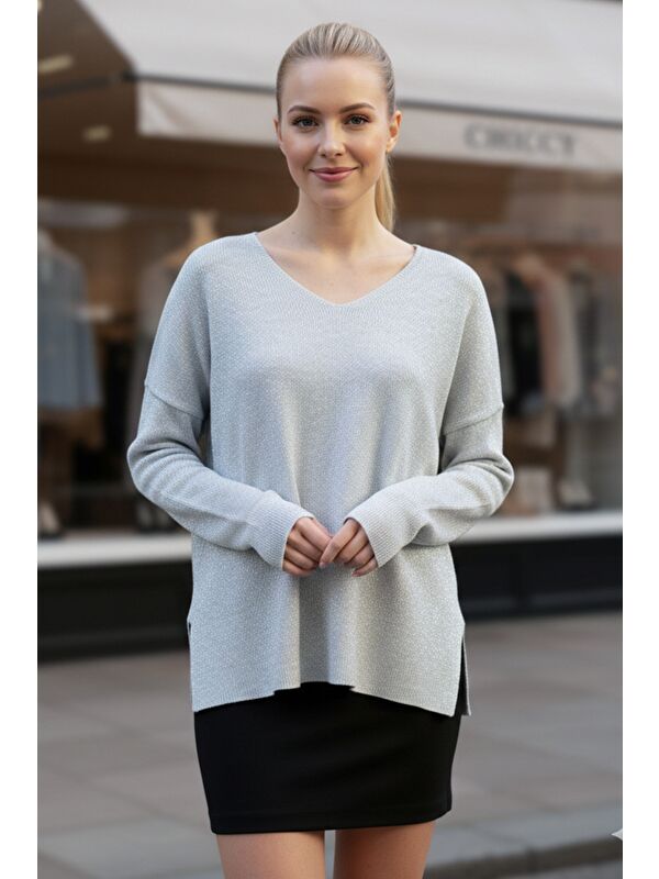 Chiccy Gümüş V Yaka Uzun Kol Yırtmaçlı Simli Casual Arkası Uzun Oversize Triko Kazak 70 75
