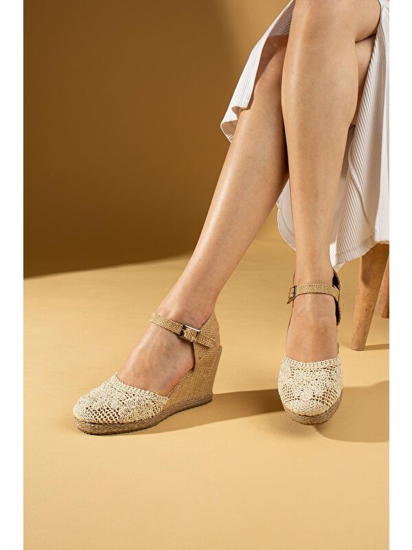 Nakışlı Hasır Dolgu Taban Önü Kapalı Kadın Sandalet - Görsel 3