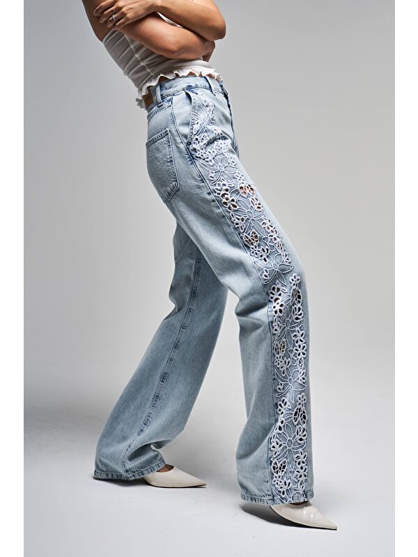 It's Basic Kadın Snow Jean Rengi 3s5-3 Dantel Nakışlı Loose Fit Orta Bel İç Boy 83 Cm Tasarım Denim Jean