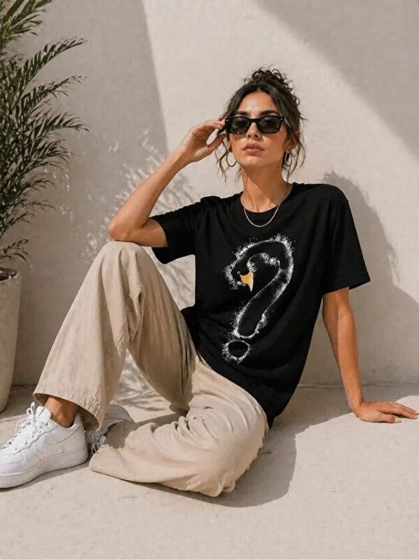 Jane's Kuğu Figürlü Soru İşareti Baskılı Tişört Kısa Kol T-Shirt - Siyah