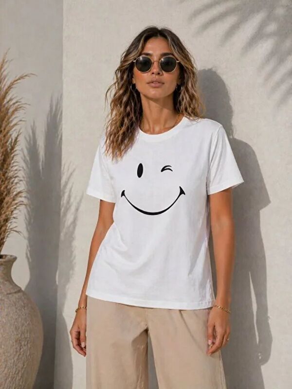Jane's Minimal Gülümseyen Yüz Baskılı Tişört Kısa Kol Yazlık T-Shirt - Beyaz