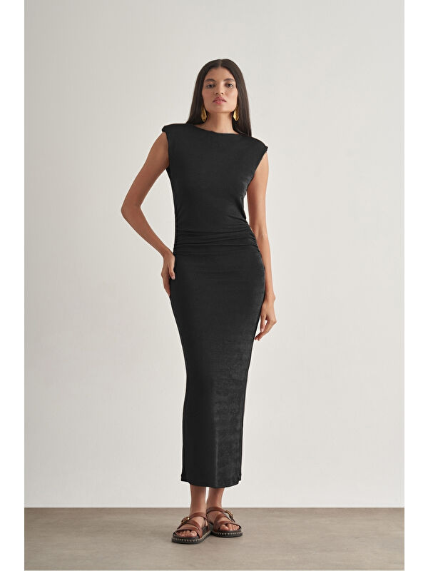 Mizalle Yan büzgü Detaylı Vatkalı Uzun Kolsuz Siyah Bodycon Elbise