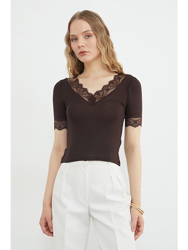 Fullamoda Kol Ve Yaka Dantelli Slim Fit Transparan Bluz